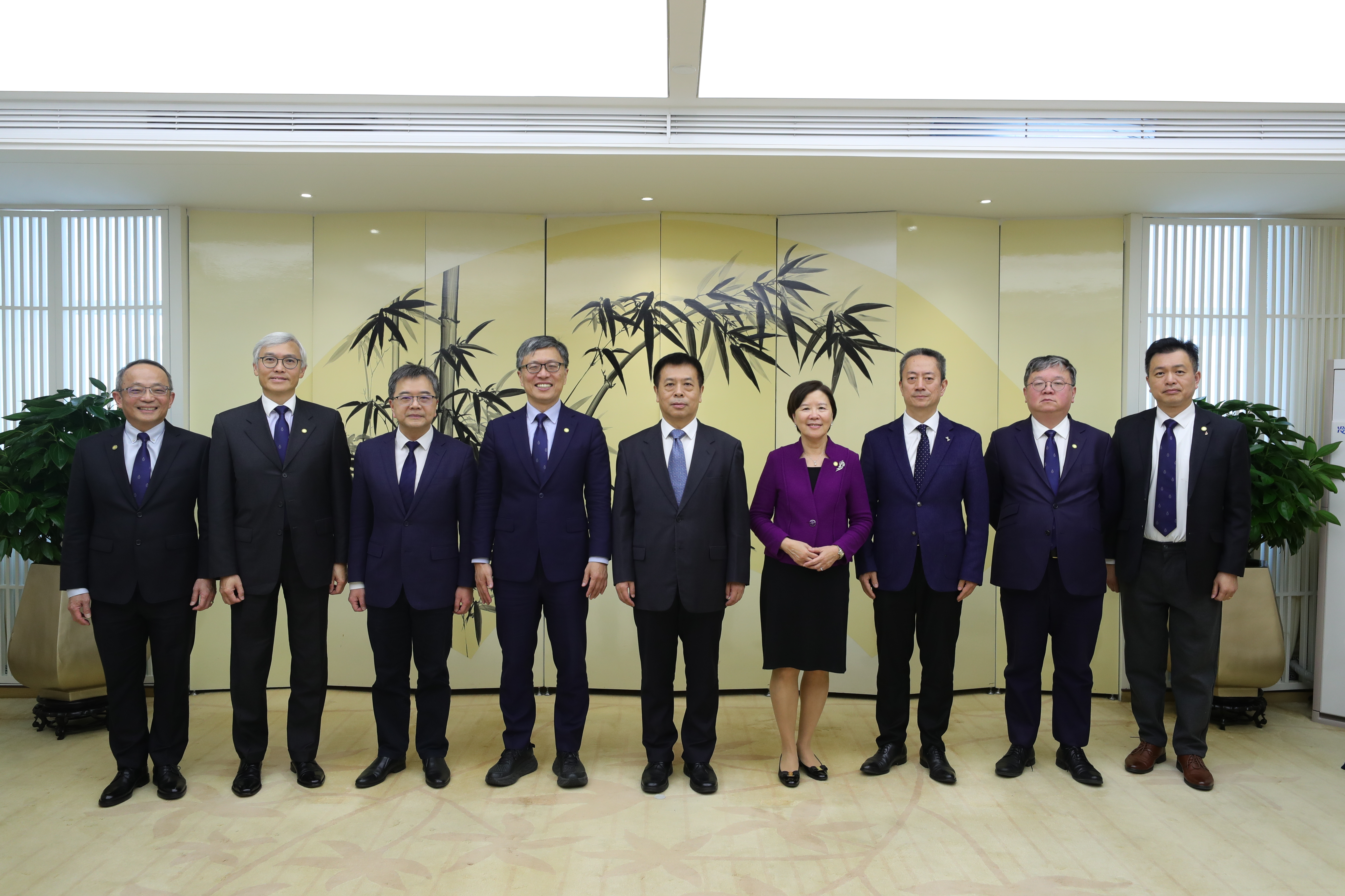 国家卫生健康委员会主任雷海潮（中）、国家卫生健康委员会办公厅副主任（主持工作）吴良有（左三）、国家卫生健康委员会港澳台办副主任（主持工作）、一级巡视员何炤华（右三）与香港科技大学校董会主席沈向洋（左四）、香港科技大学校长叶玉如（右四）、香港科技大学司库姚建华（左二）、香港科技大学首席副校长郭毅可（右二）、香港科技大学副校长（研究及发展）郑光廷（左一）、香港科技大学内地事务处总监施天艺（右一）合影留念