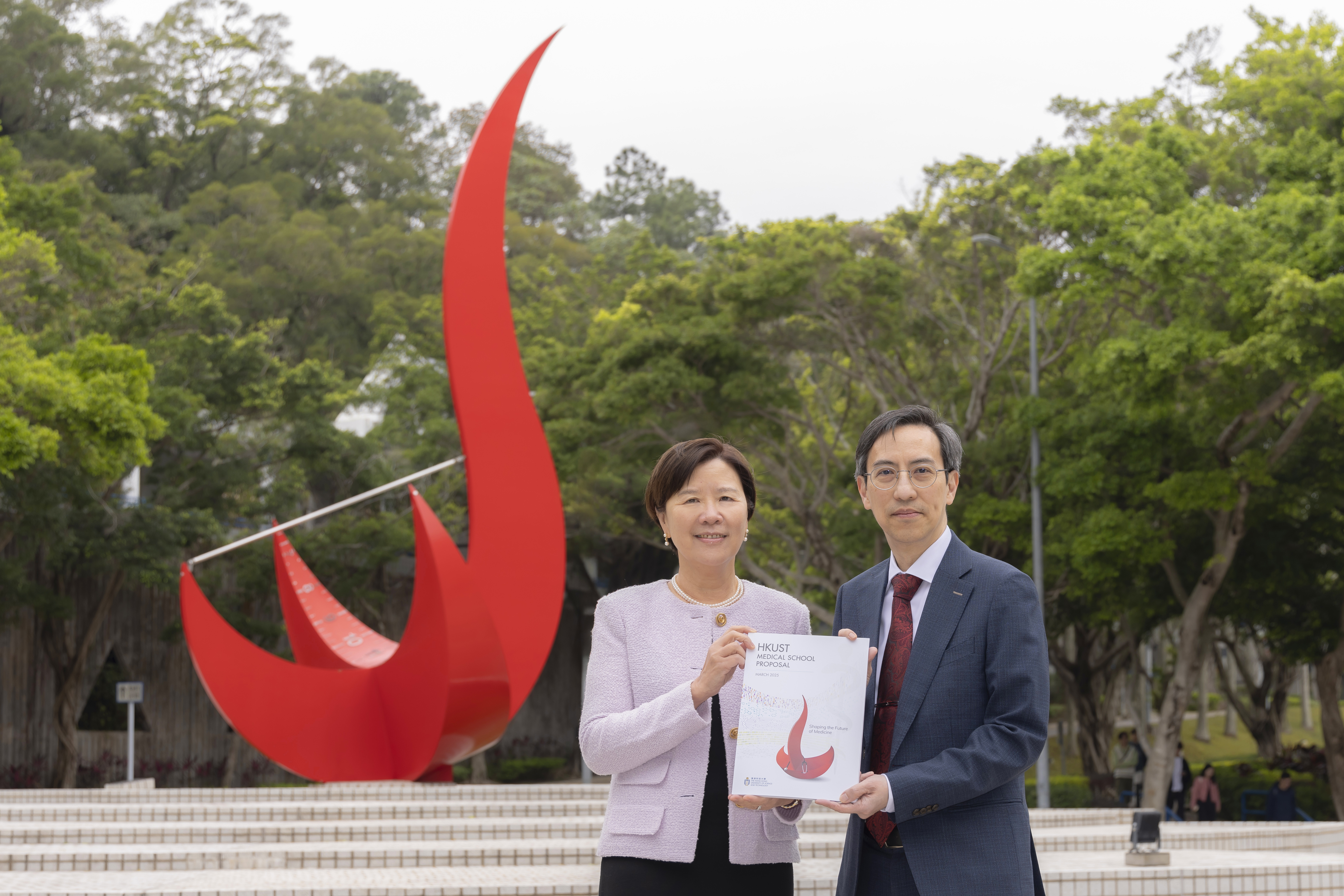 科大校长叶玉如教授（左）与科大理学院院长王殷厚教授展示今天向政府提交的第三所医学院建议书。