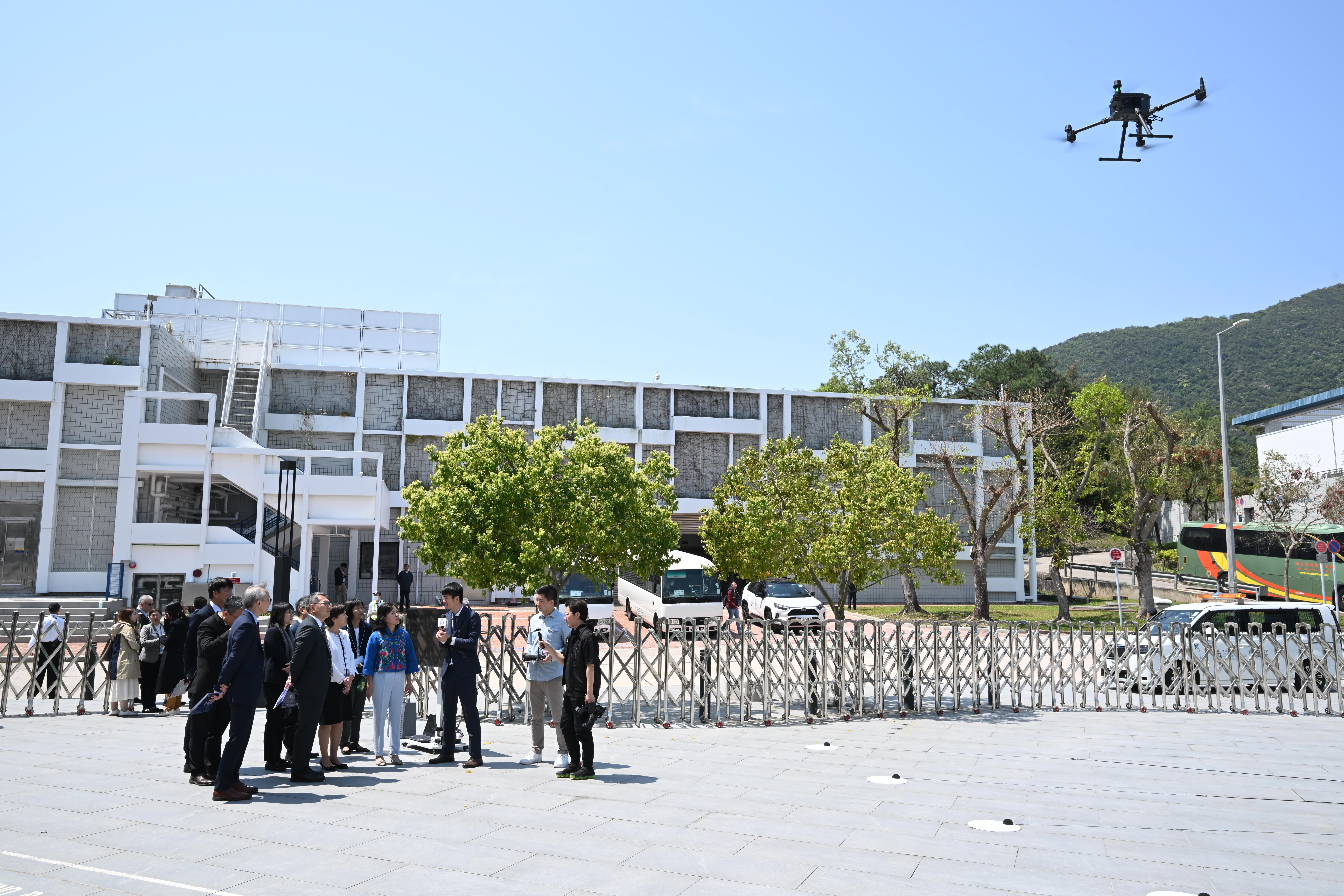 科大空气动力学和声学实验中心团队向嘉宾示范「无人机噪声外场测量」研究项目。