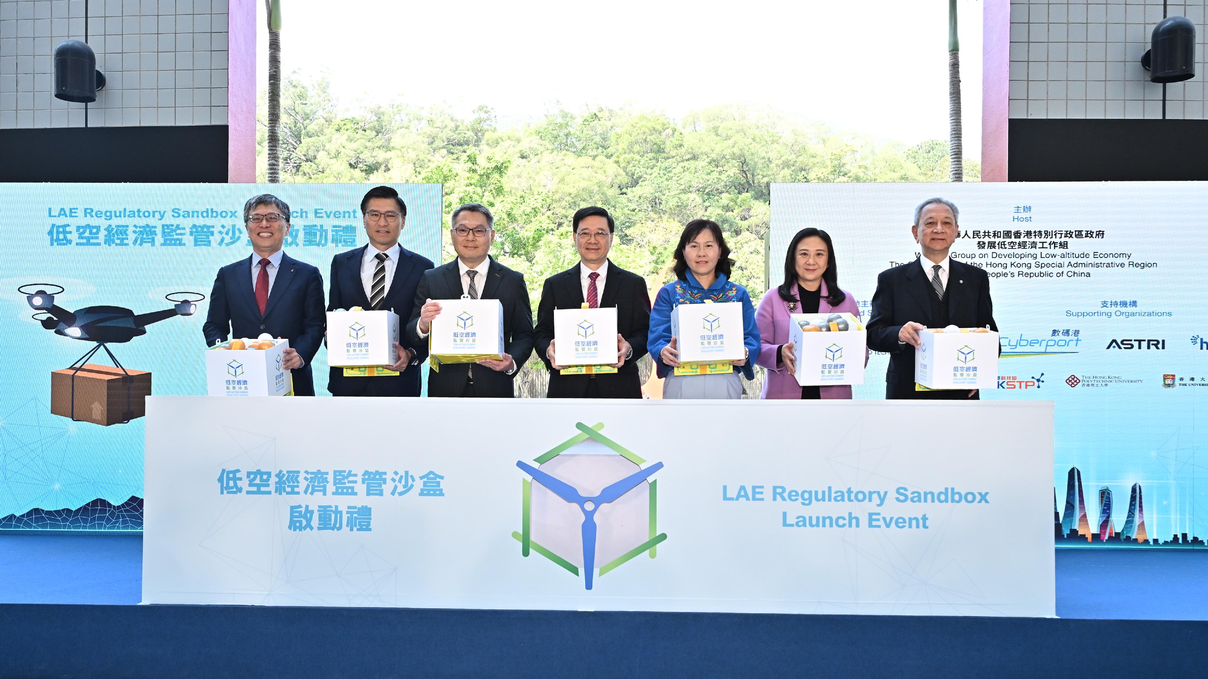 行政长官李家超今日（三月二十日）出席低空经济「监管沙盒」启动礼。图示李家超（中）、运输及物流局局长陈美宝（右三）、民航处处长廖志勇（左三）、香港科技大学（科大）校董会主席沈向洋教授（左一）与其他嘉宾主持启动礼。（政府新闻处图片）