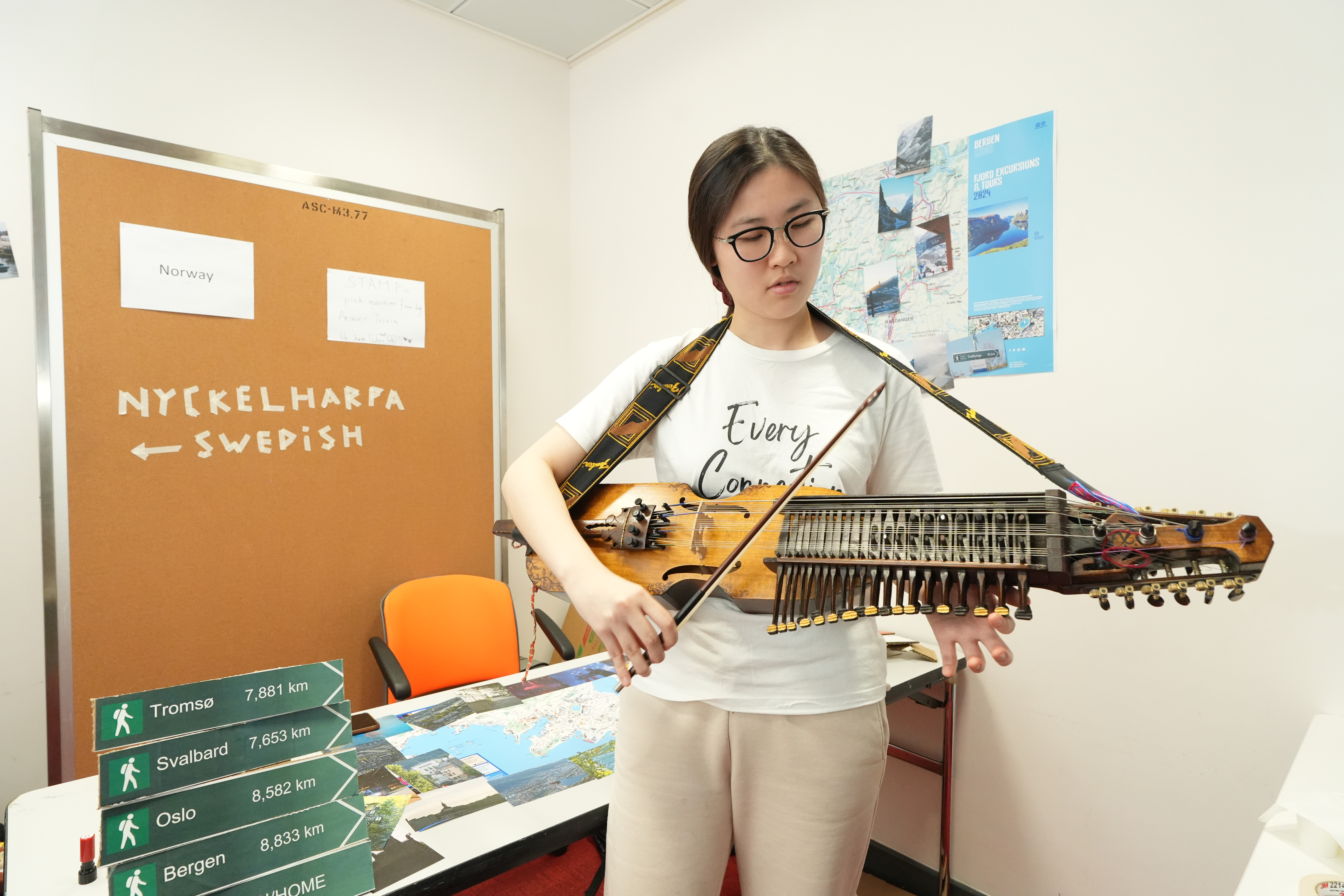 瑞典同学演奏该国传统民俗乐器「Nyckelharpa」，让同学在悠扬乐声中感受浓厚的北欧风情。