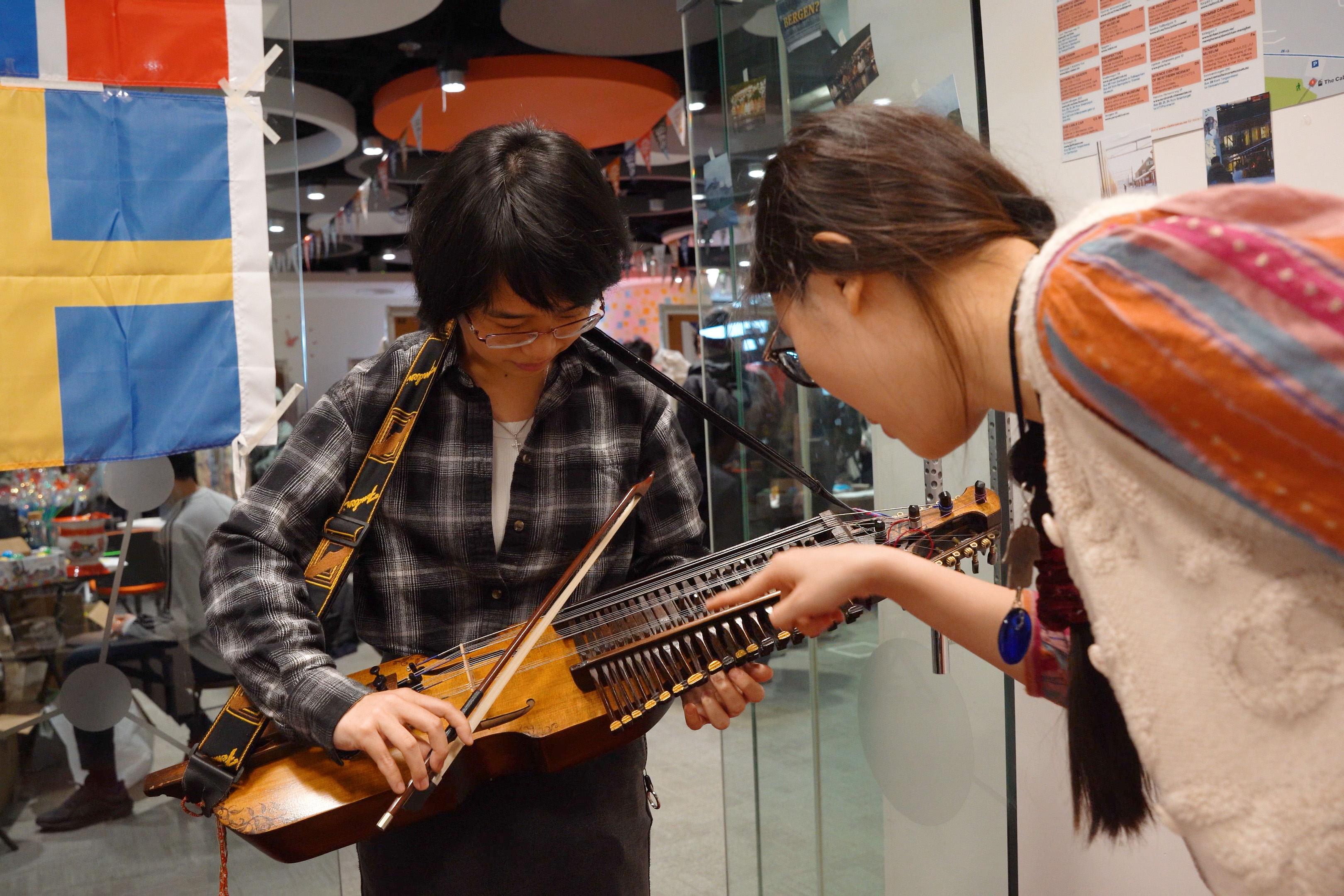 瑞典同学演奏该国传统民俗乐器「Nyckelharpa」，让同学在悠扬乐声中感受浓厚的北欧风情。