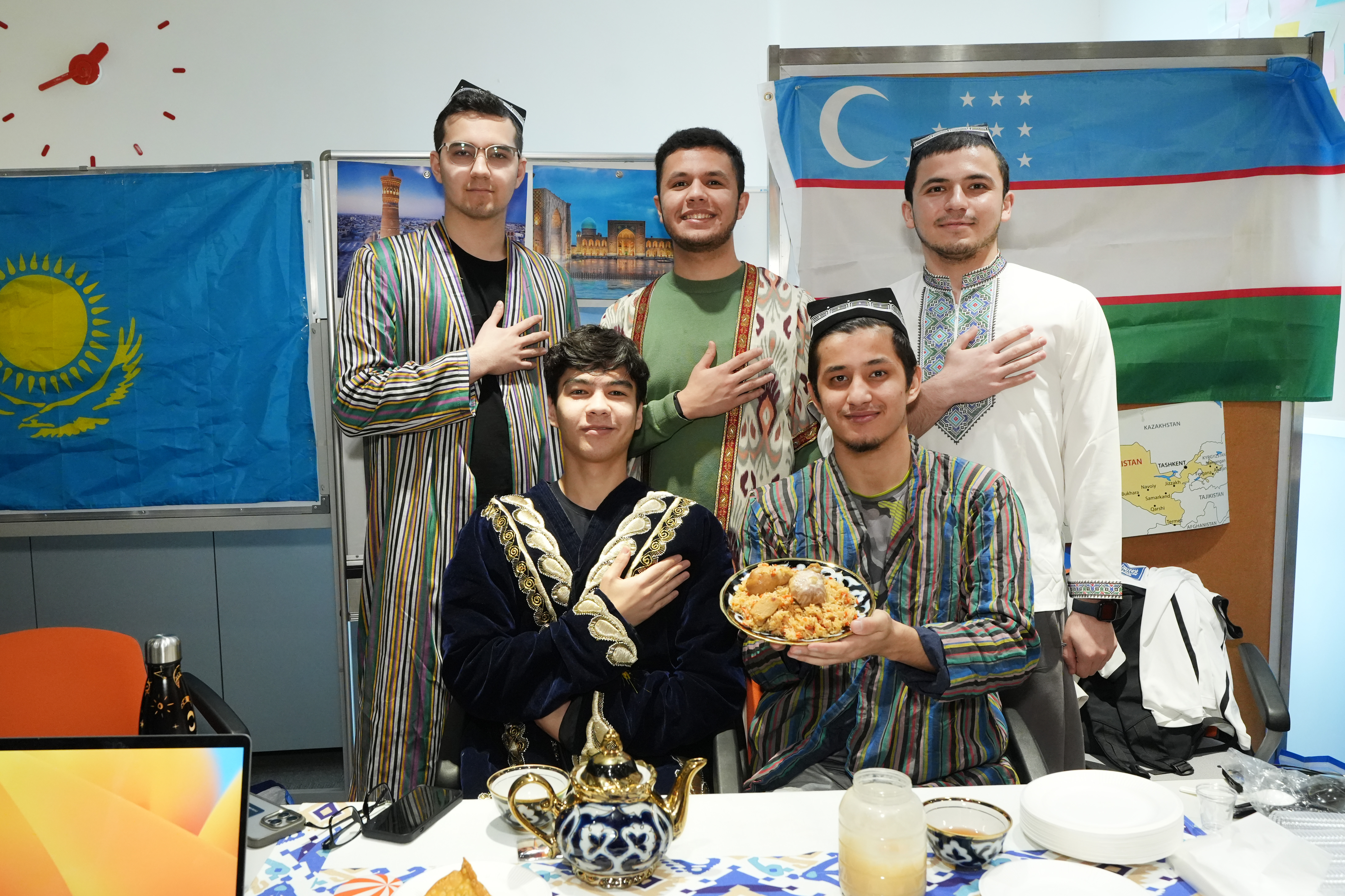 今年首度参与「环球文化祭」的乌兹别克斯坦同学，分享他们的传统美食。