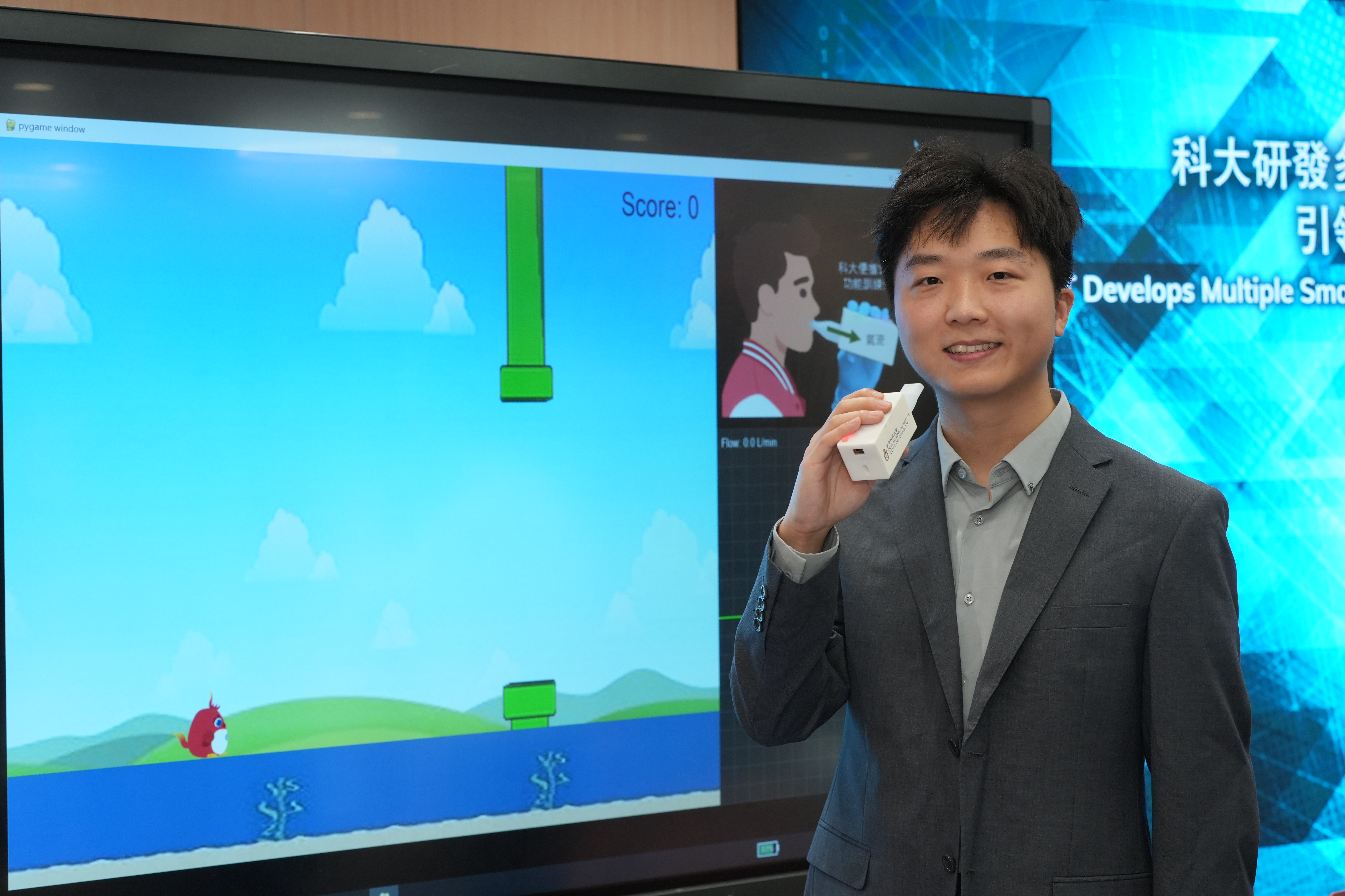 团队成员任豪展示居家肺部功能检测仪的使用。