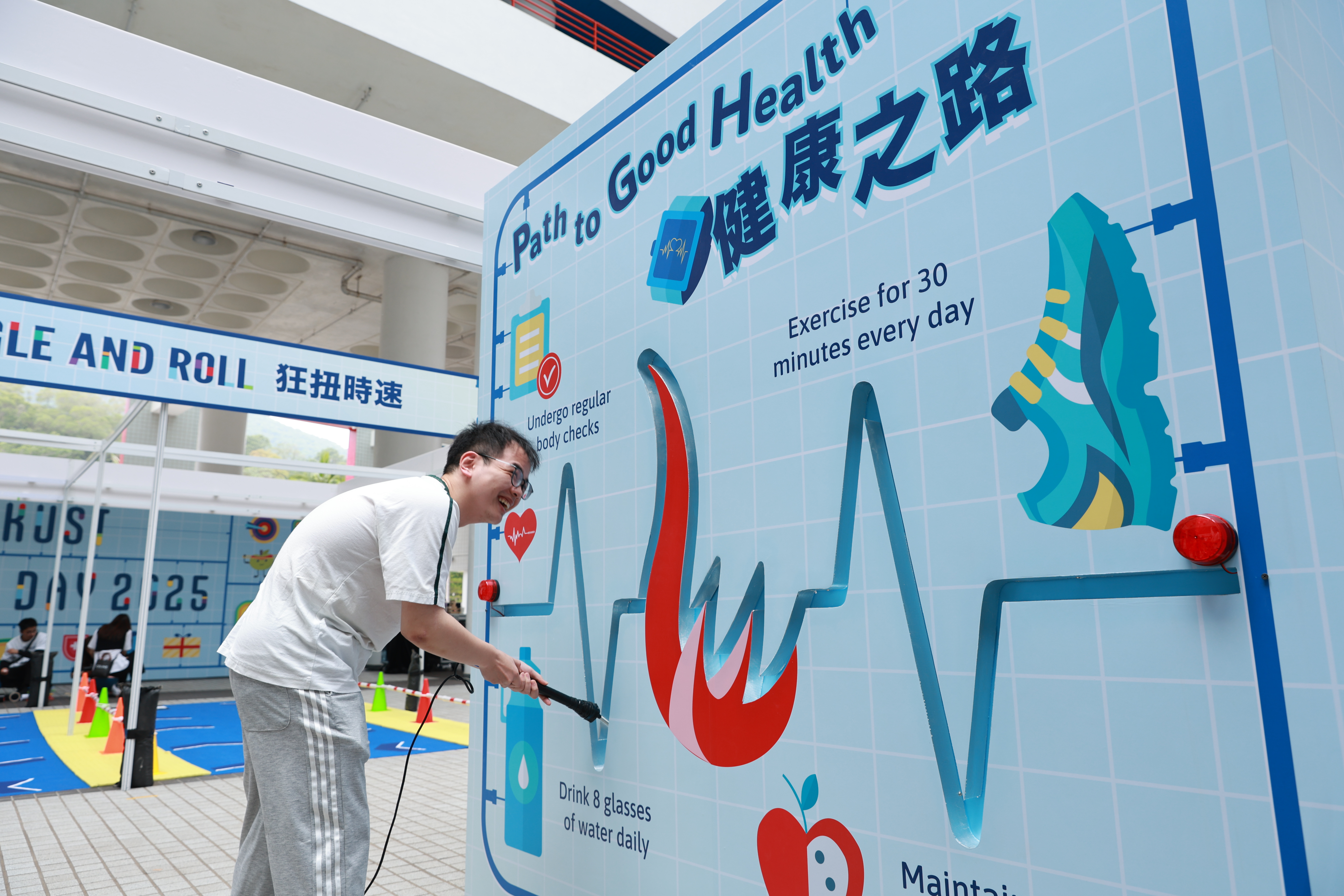 同乐日安排逾10个摊位游戏及零食打气区，供参加者透过战绳、滑雪机等设施，考验身体的敏捷、协调、平衡等运动能力。