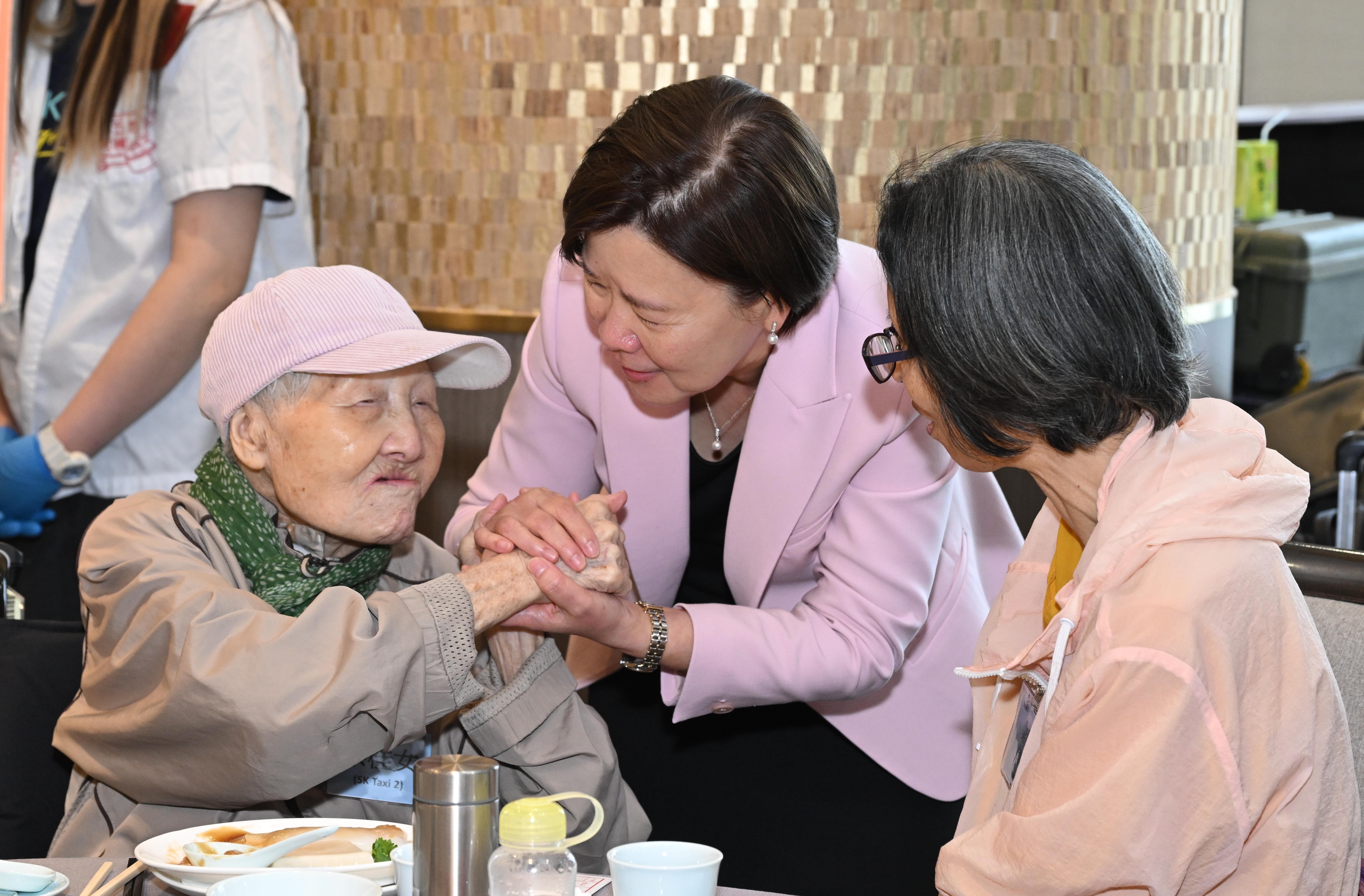 科大校长叶玉如教授（中）与出席长者及其照顾者交流。