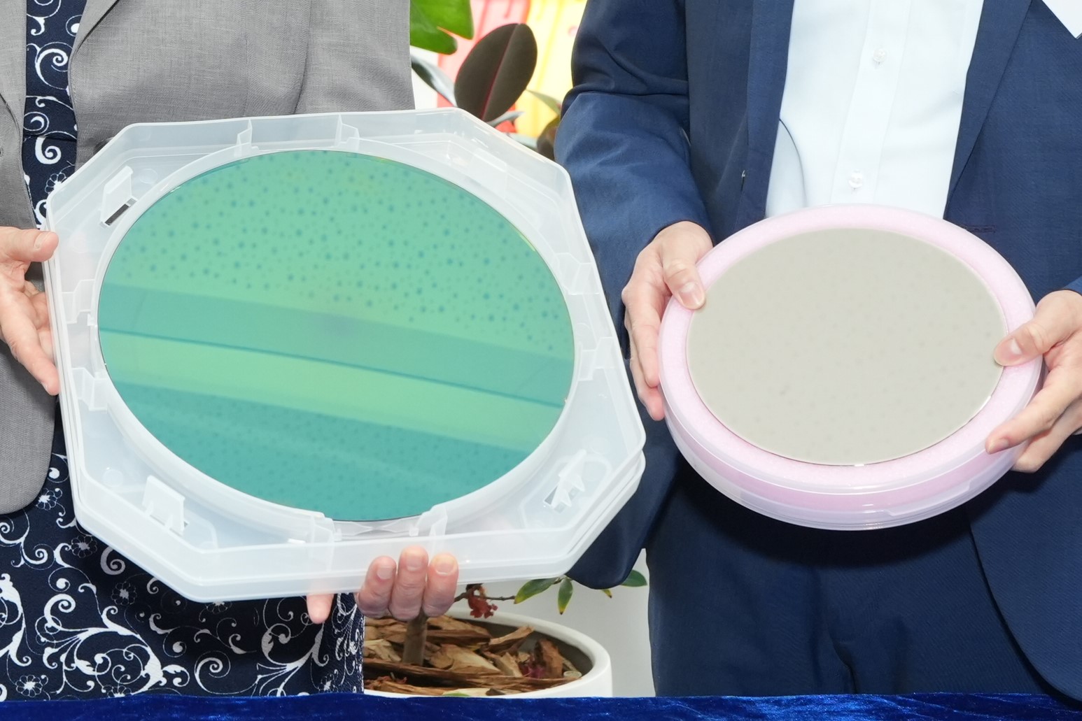 團隊成功研發出一種能夠支持高電壓應用的新型襯底，可望實現在該8吋的新型襯底（AiN襯底）上（可擴展至12吋的規格），開發更高性能的GaN（用於充電器半導體的物料「氮化鎵」）功率器件。