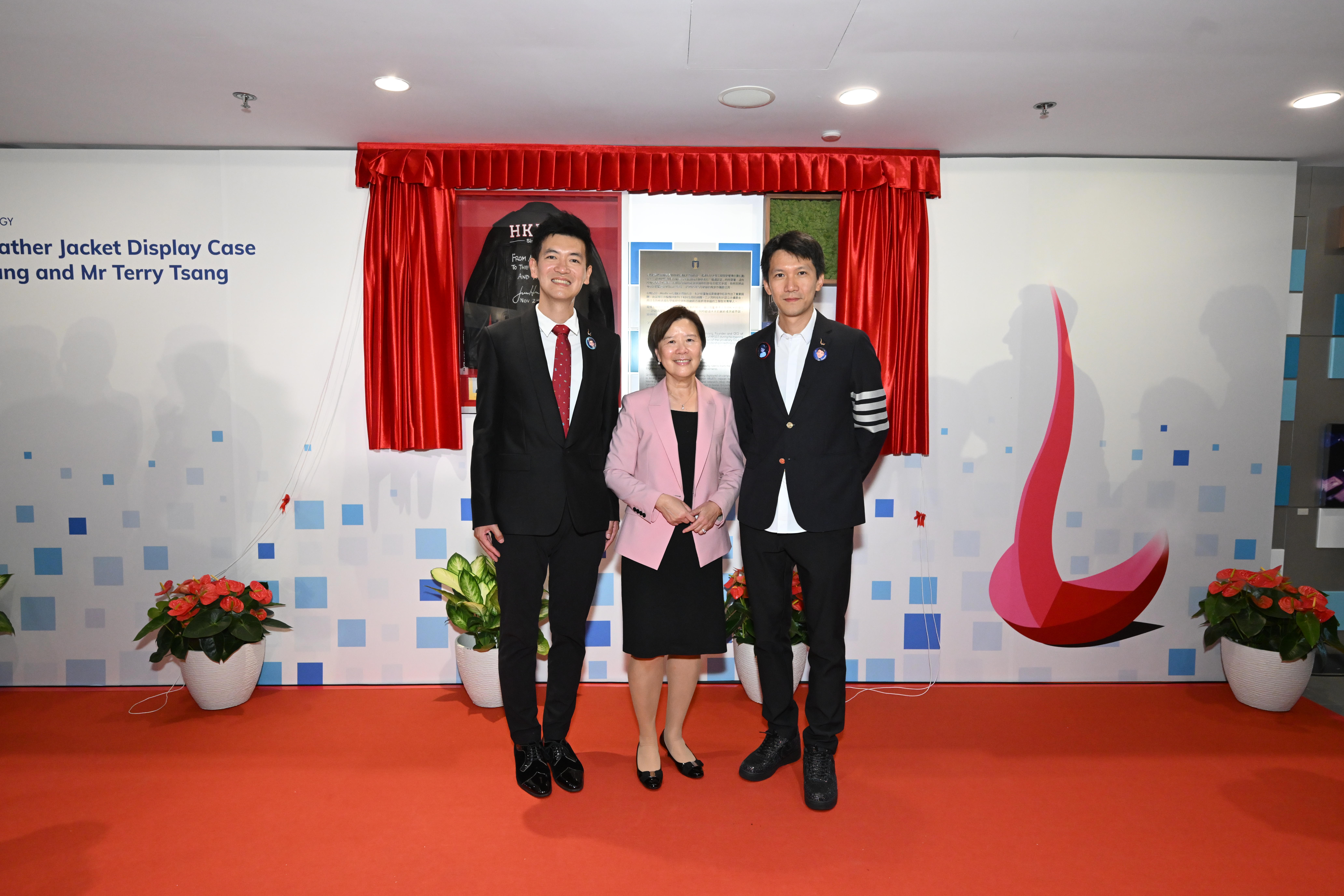 曾建中先生（左）与其弟曾建豪先生（右）均为科大工学院校友，二人共同创办著名手机游戏公司Madhead。兄弟俩与校长叶玉如（中）教授合照，感谢科大多年的培育及提供的无数机遇。 
