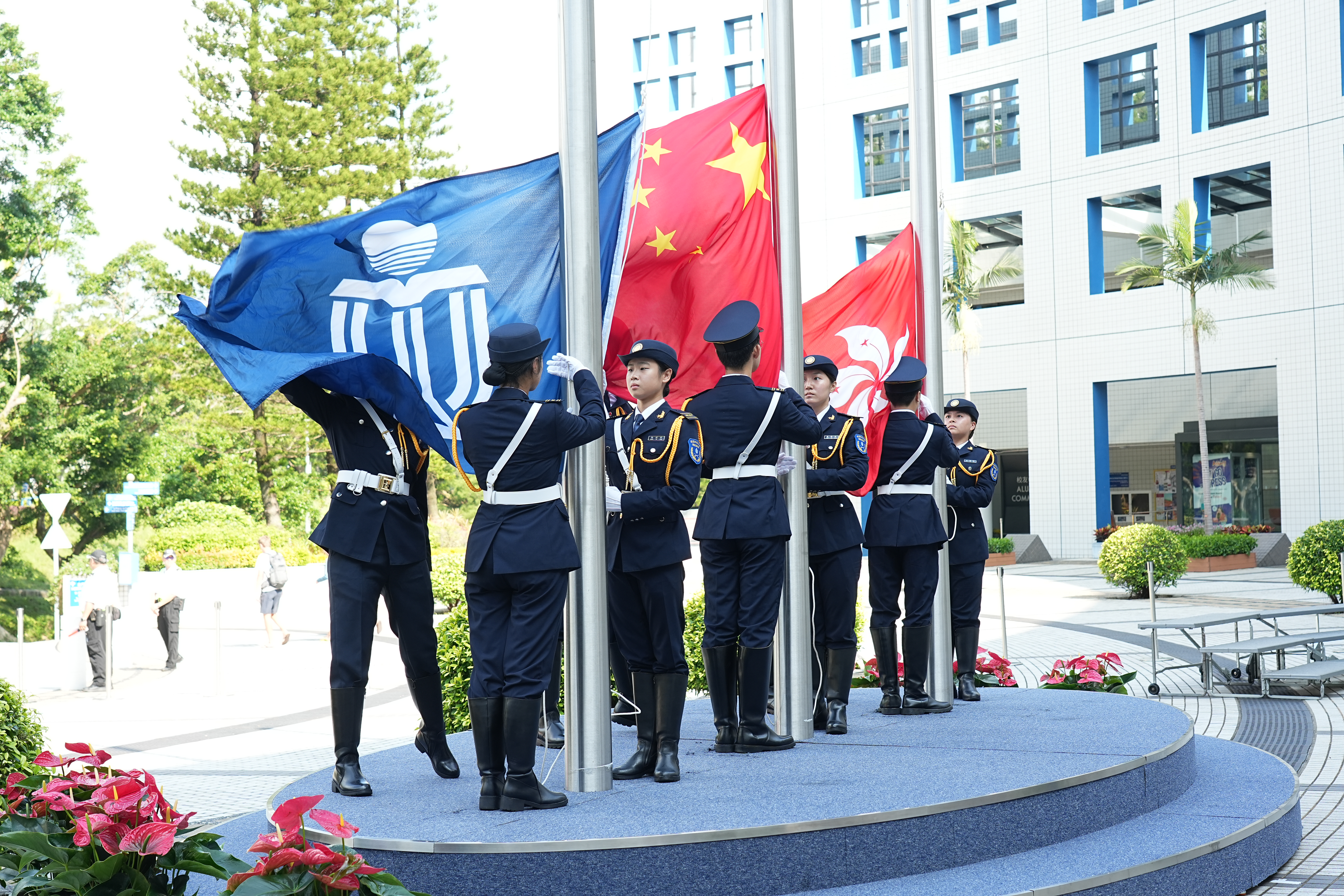 升旗仪式由科大学生和毕业生组成的科大国旗护卫队负责，整个过程庄严而隆重，队员充分展现出严谨而专业的态度。