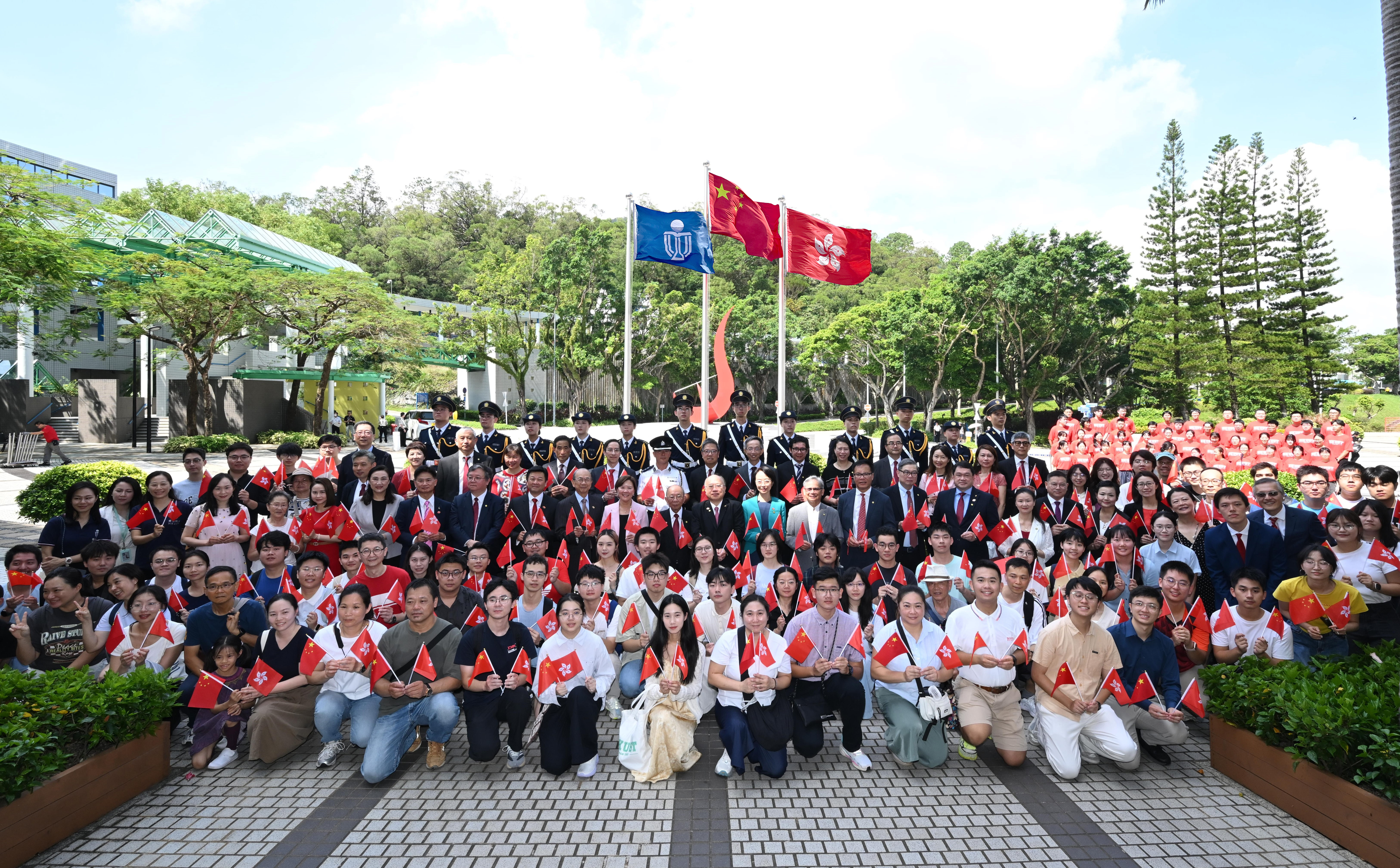 科大今早于校园内举行升旗仪式，庆祝中华人民共和国成立七十六周年。参与典礼的嘉宾和科大成员共同见证国旗、区旗及校旗于火鸟日晷雕塑前冉冉升起，祝愿祖国国运昌隆，香港繁荣稳定。