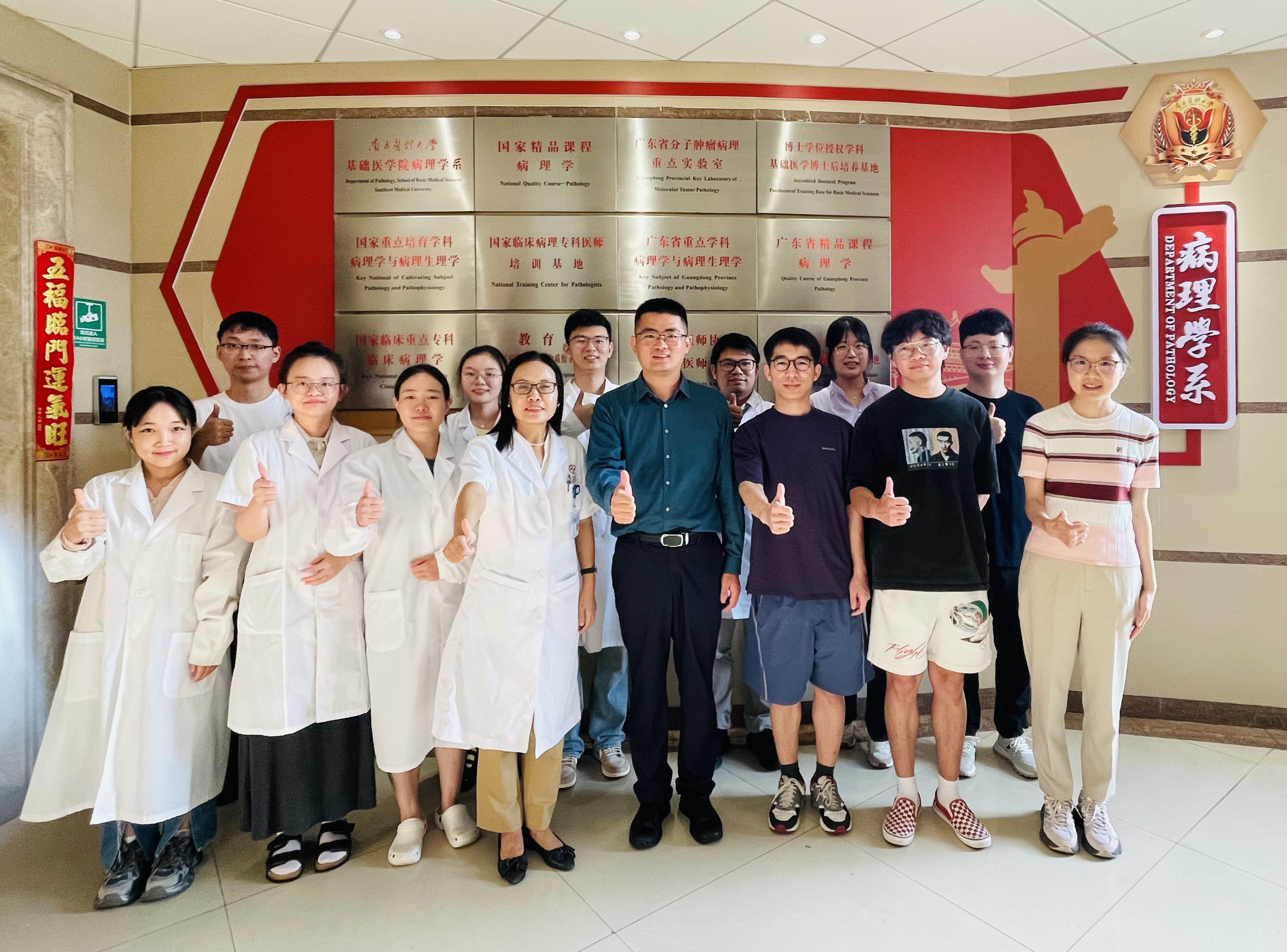 陳浩教授（前排右四）與梁莉教授（前排左四）及雙方團隊成員合影。