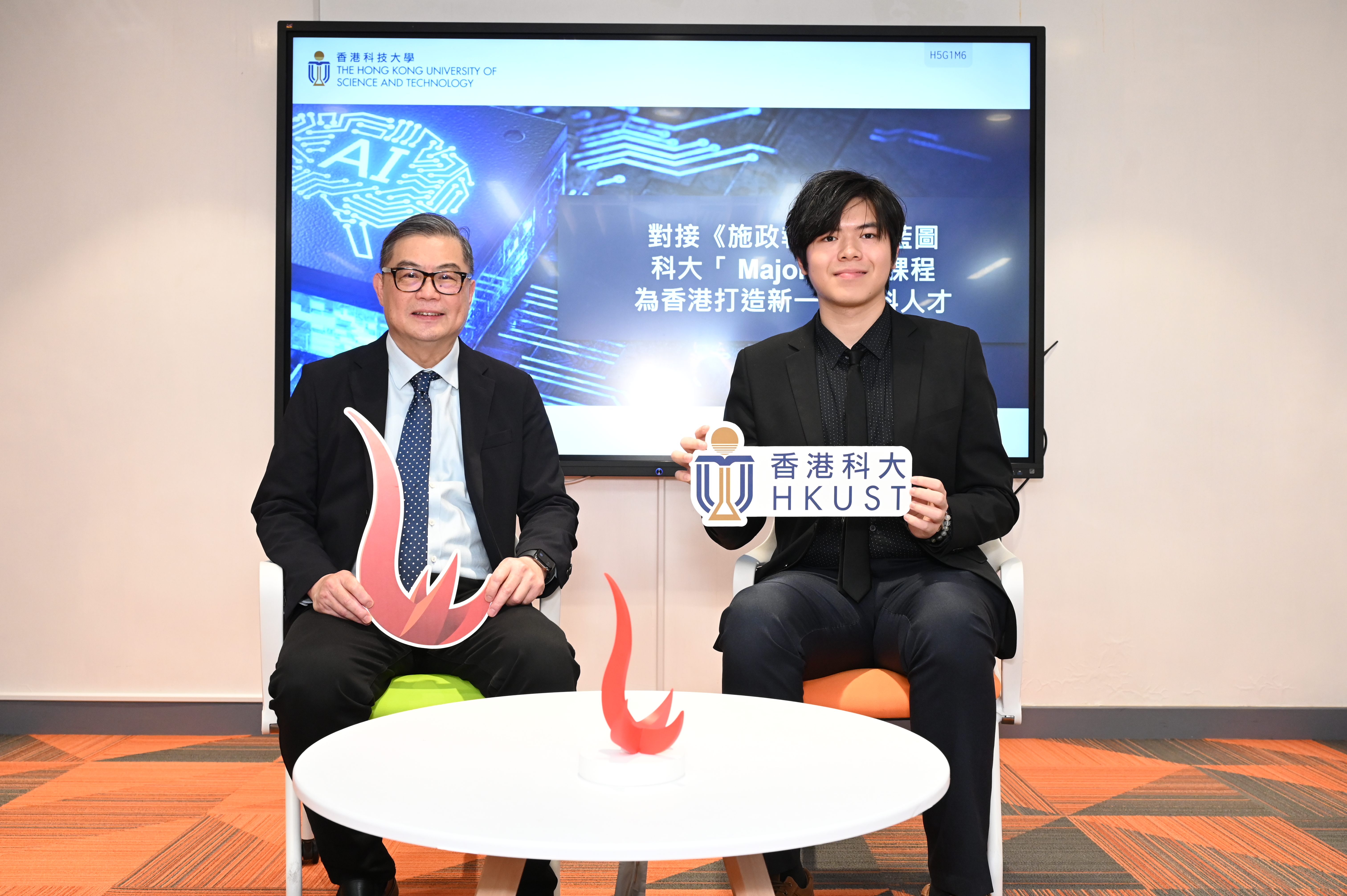 科大副校長 （行政）暨資訊、商業統計及營運學系講座教授譚嘉因教授（左）與科大商學院工商管理學士（環球商業管理）課程五年級生陳承琮（右）合影。