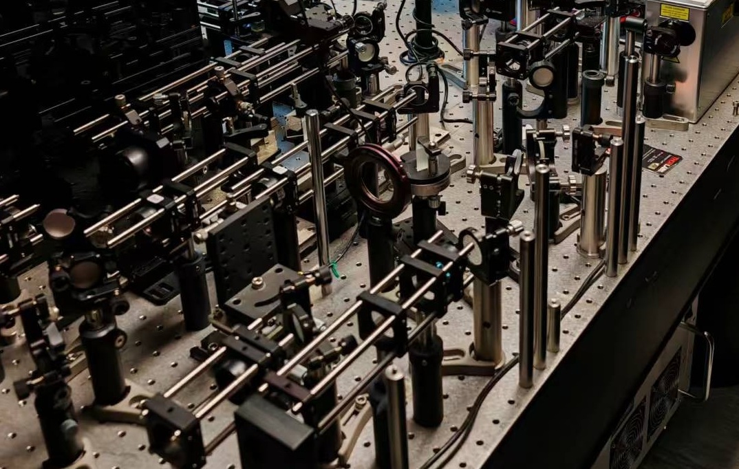 By integrating MD-FSS with multiphoton microscopy, the team demonstrated the technology's capability to track functional changes in the brain. The photo shows the adaptive optics three-photon microscopy.