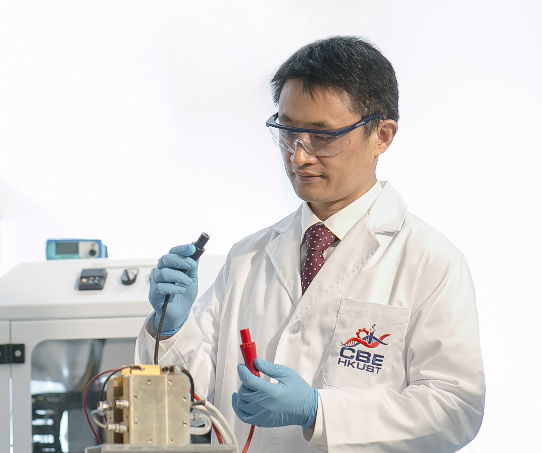 Prof. SHAO Minhua, Professor from HKUST’s Department of Chemical and Biological Engineering and the Director of HKUST Energy Institute, holds the prototype of the new hydrogen fuel cell.
