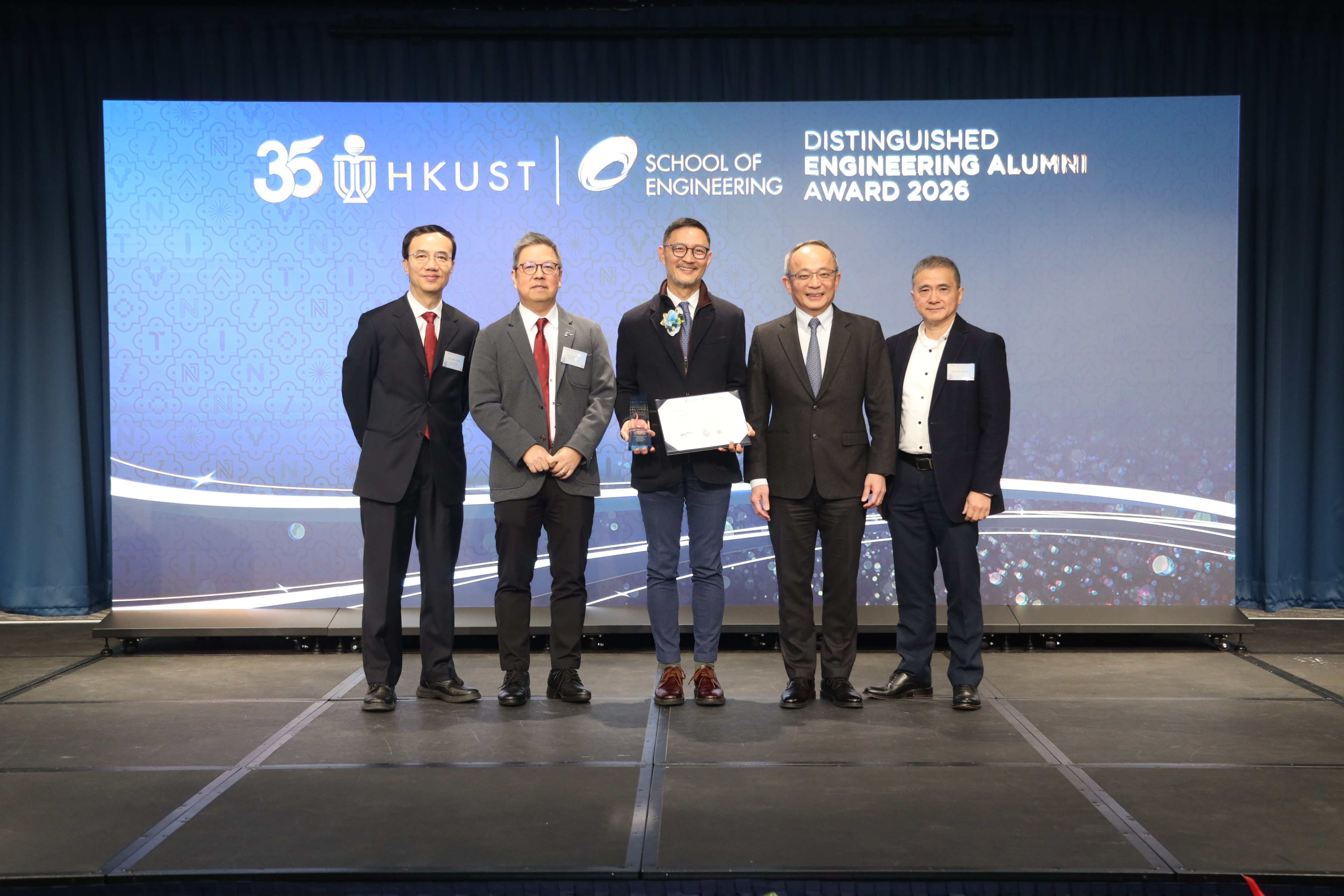 Award recipient Dr. Jack LAU (center), Prof. Tim CHENG (second right), Vice-President for Research and Development; Prof. Jimmy FUNG (first left), Associate Provost (Teaching & Learning); Prof. Hong K. LO (second left), Dean of Engineering; and Prof. TSUI Chi-Ying (first right), Professor of the Division of Integrative Systems and Design and the Department of Electronic and Computer Engineering.