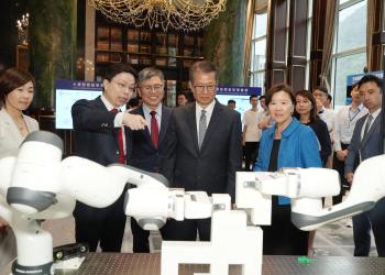 研究院院长贾佳亚教授向嘉宾展示由其团队设计的机械臂。 研究院院长贾佳亚教授向嘉宾展示由其团队设计的机械臂。