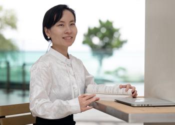 科大物理学系助理教授宋雪洋教授荣获2025年「裘槎麦德华前瞻科研大奖」,表彰她在凝聚态物理学的突破性研究。她聚焦解密量子材料,其研究有望助设计出新型材料,开创前沿、突破性的节能技术,并应用至小型电器,以至大型供电网络等不同层面。 科大物理学系助理教授宋雪洋教授荣获2025年「裘槎麦德华前瞻科研大奖」,表彰她在凝聚态物理学的突破性研究。她聚焦解密量子材料,其研究有望助设计出新型材料,开创前沿、突破性的节能技术,并应用至小型电器,以至大型供电网络等不同层面。