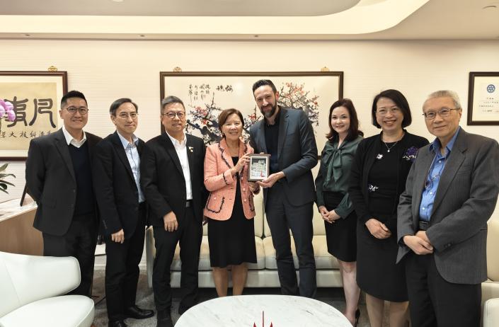 HKUST President Prof. Nancy IP (fourth left) presents souvenir to Prof. Michele ACUTO, Vice President and Pro-Vice Chancellor (Global Engagement) of the University of Bristol (fourth right), joined by Prof. Hong K. LO, Dean of Engineering (third left), Prof. Yung Hou WONG, Dean of Science (second left), Dr. Alison LLOYD, Associate Provost (Institutional Data and Research) (third right), Ms. Yvonne HO, Associate Vice-President (Projects) (second right) and Prof. Kin Ying MOK, Chief Medical Officer.