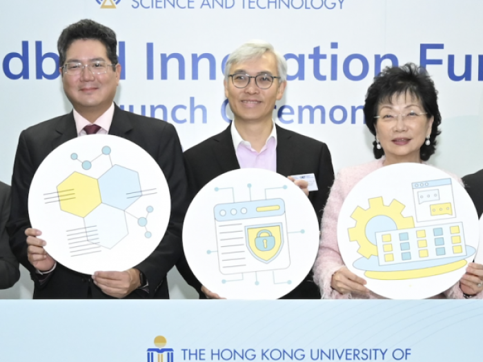 A group photo of HKUST Treasurer and Council member Mr. Stephen YIU Kin-Wah (Center), Council members Ms. Edith SHIH (fourth right) and Mr. Ronald THAM Seng-Yum (fourth left), HKUST Vice-President for Research and Development Prof. Tim CHENG (third right), HKUST Associate Vice-President for Research and Development (Knowledge Transfer) Dr. KIM Shin-Cheul (second left) as well as other HKUST senior leadership and guests. 