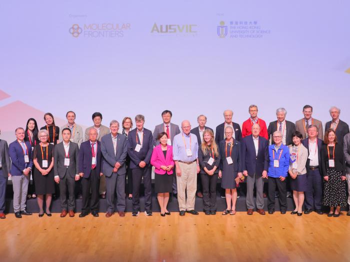 HKUST kicks off a prestigious three-day “Molecular Frontiers Symposium” today, showcasing a lineup of internationally renowned scientists including four Nobel laureates. A group photo of Prof. Nancy IP, HKUST President (eighth left, first row), Prof. Bengt NORDEN, Founding Chairman of the Molecular Frontiers Foundation (seventh left, first row), three Nobel laureates Sir Tim HUNT (sixth left, first row), Prof. K. Barry SHARPLESS (ninth right, first row), and Sir Gregory WINTER (sixth right, first row), Prof
